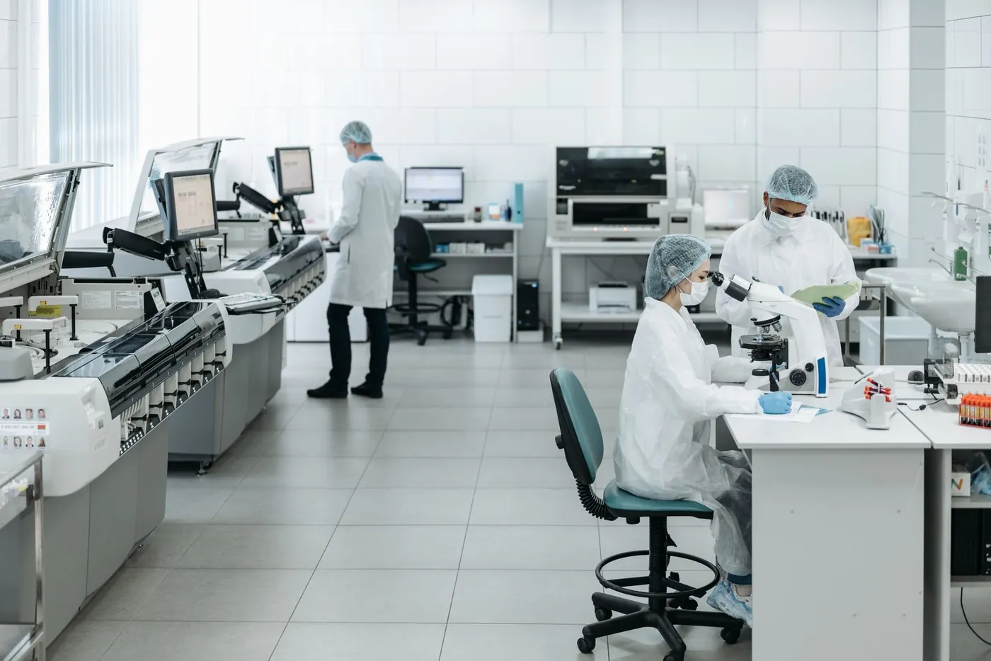 Labor mit Forschenden an Analysegeräten