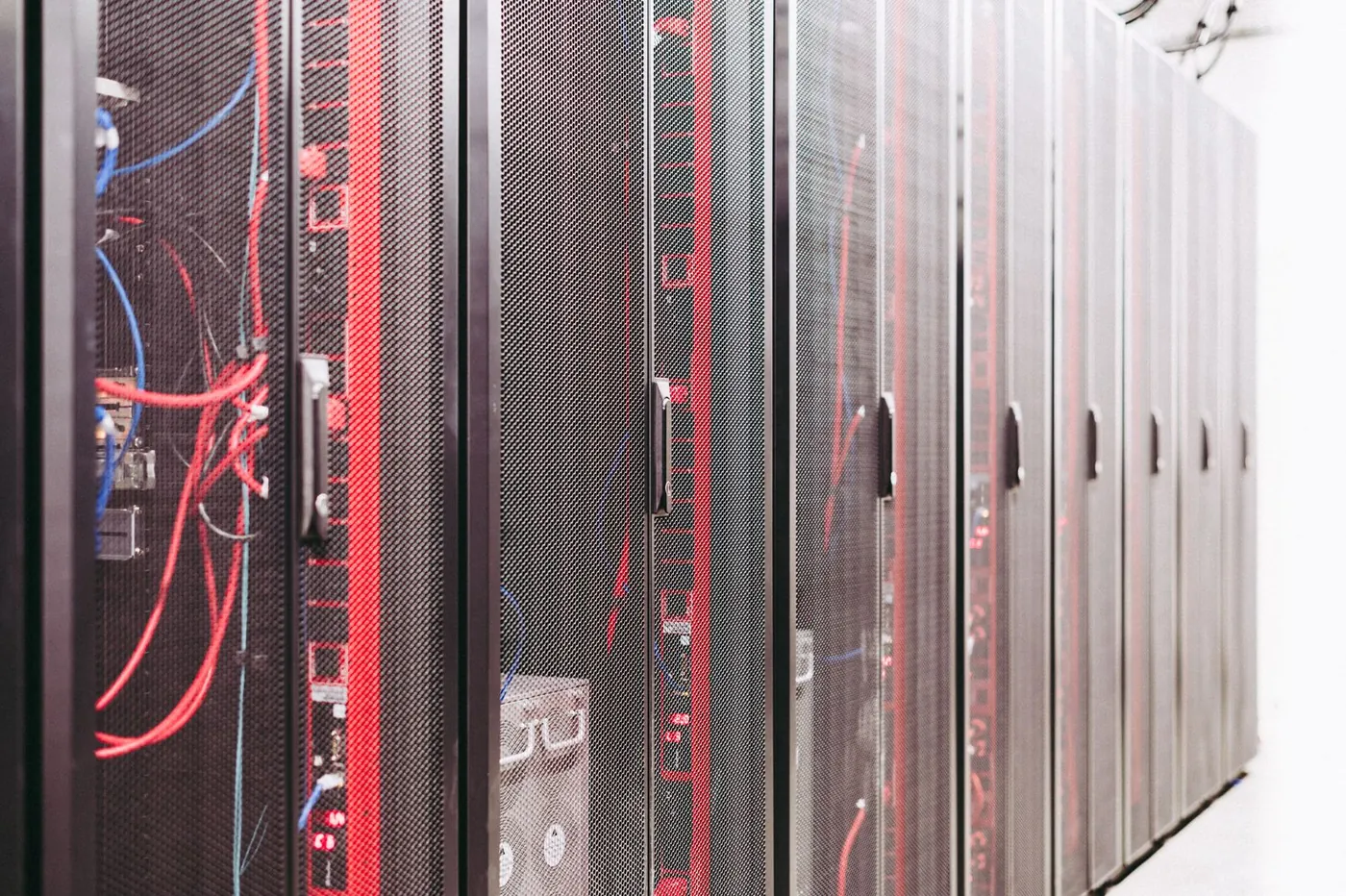 Serverschränke mit Netzwerkverkabelung in einem Rechenzentrum